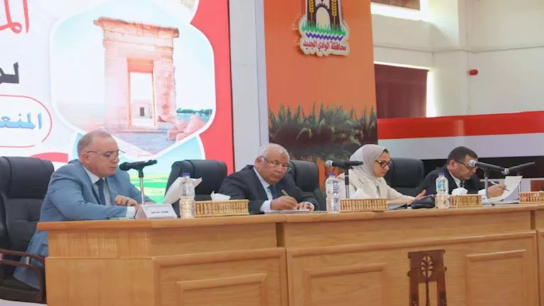 محافظ الوادي الجديد يترأس اجتماع المجلس التنفيذي للمحافظة – صور