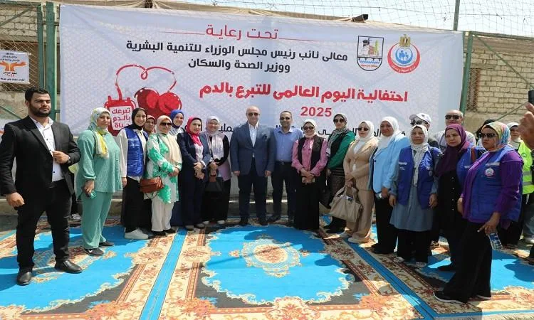 محافظ بني سويف يشارك في حملة تبرع بالدم بمراكز الشباب