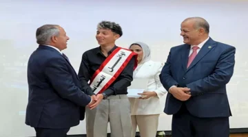 محافظ بورسعيد يحتفل بتكريم الأوائل في المرحلة الإعدادية (صور)