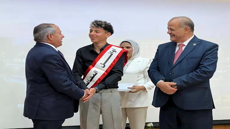 محافظ بورسعيد يحتفل بتكريم الأوائل في المرحلة الإعدادية (صور) محافظ بورسعيد يحتفل بتكريم الأوائل في المرحلة الإعدادية (صور)