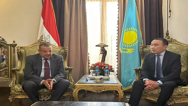 محافظ جنوب سيناء وسفير كازاخستان في القاهرة يناقشان تعزيز التعاون في مجال السياحة
