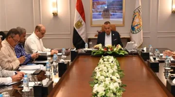 محافظ جنوب سيناء يجتمع برؤساء المدن لمناقشة تعزيز الخدمات وتحسين جودة الحياة