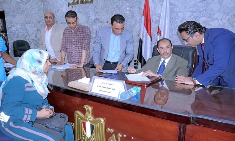 محافظ سوهاج يجتمع أسبوعياً للاستماع لمشاكل وطلبات المواطنين محافظ سوهاج يجتمع أسبوعياً للاستماع لمشاكل وطلبات المواطنين