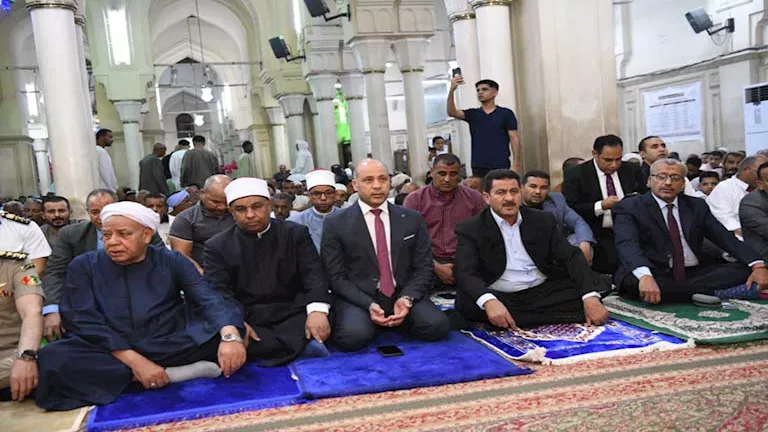 محافظ قنا يؤدي صلاة العيد ويطالب بتعزيز الرقابة والخدمات (صور) محافظ قنا يؤدي صلاة العيد ويطالب بتعزيز الرقابة والخدمات (صور)