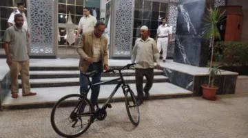 محافظ قنا يستكشف الشوارع بدراجته الهوائية (صور)