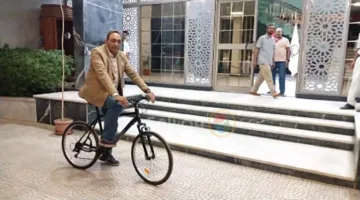 محافظ قنا يعود إلى منزله على الدراجة بعد انتهاء عمله (صور)