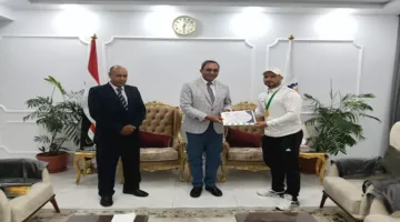 محافظ قنا يكرّم بطل العالم في الووشو كونغ فو تقديراً لإنجازاته العالمية