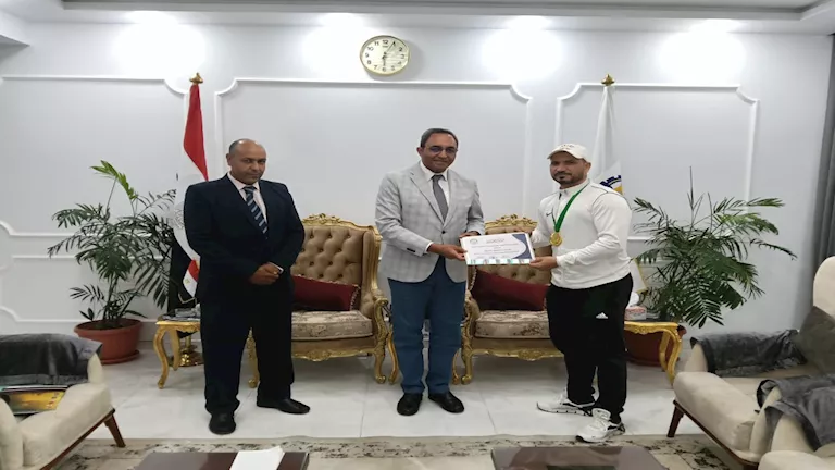 محافظ قنا يكرّم بطل العالم في الووشو كونغ فو تقديراً لإنجازاته العالمية