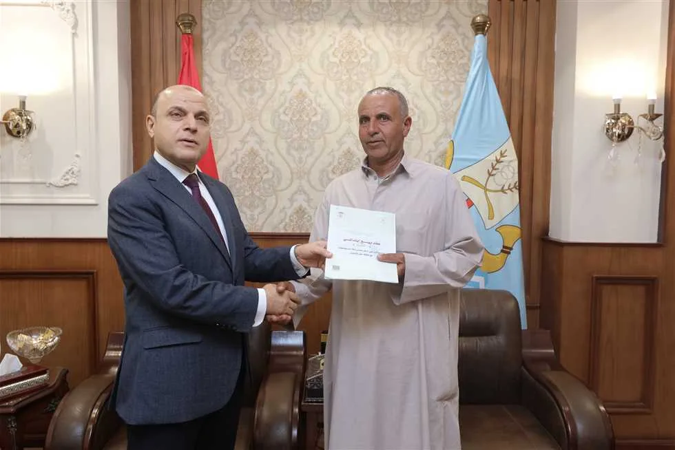 محافظ كفر الشيخ يوزع 15 عقدًا لتقنين أراضي الدولة على المواطنين المستفيدين. محافظ كفر الشيخ يوزع 15 عقدًا لتقنين أراضي الدولة على المواطنين المستفيدين.