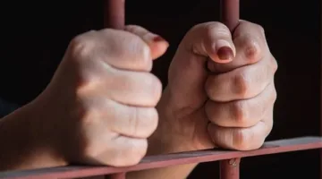 محاكمة خادمة بتهمة stealing مجوهرات ذهبية من شقة صاحب العمل