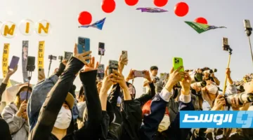 محبو «بي تي إس» يحتفلون في سيول بعودة الفرقة وقرب لم الشمل الشامل