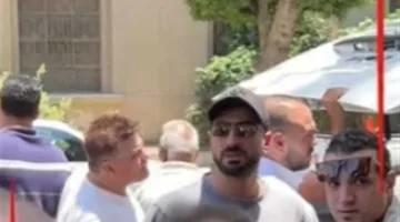 محمد الشرنوبي يتلقى نعش ابن عمه صلاح الشرنوبي خلال مراسم الجنازة (فيديو)
