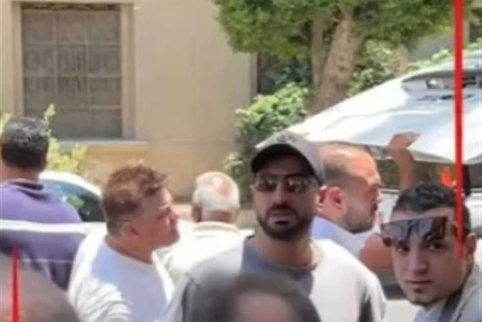محمد الشرنوبي يتلقى نعش ابن عمه صلاح الشرنوبي خلال مراسم الجنازة (فيديو) محمد الشرنوبي يتلقى نعش ابن عمه صلاح الشرنوبي خلال مراسم الجنازة (فيديو)
