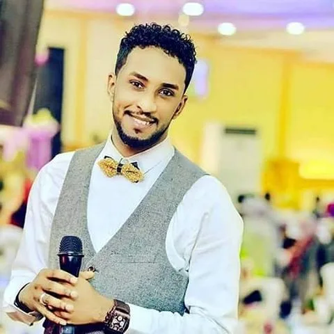 شاهد الفيديو: رجل سوداني في السبعين يتراقص مع الفنان محمد بشير برباط “الشال” حول وسطه على أنغام الموسيقى الإثيوبية، والجمهور يتفاعل: (الفرح والبهجة لا تعرفان العمر).