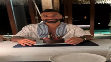 محمد صلاح يحيي عيد ميلاده الثالث والثلاثين مع “كيكة صغيرة”