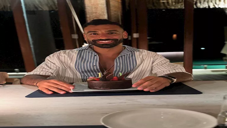محمد صلاح يحيي عيد ميلاده الثالث والثلاثين مع “كيكة صغيرة” محمد صلاح يحيي عيد ميلاده الثالث والثلاثين مع “كيكة صغيرة”