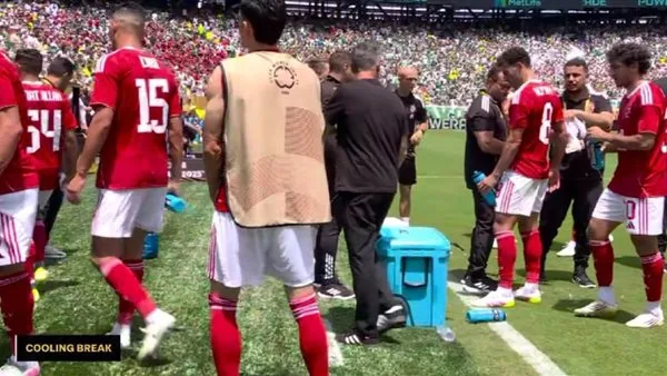 محمد عبدالله يطلب توضيحاً حول وضعه مع الأهلي بعد عدم اختياره لقائمة كأس العالم للأندية. محمد عبدالله يطلب توضيحاً حول وضعه مع الأهلي بعد عدم اختياره لقائمة كأس العالم للأندية.