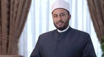 محمود الهواري يؤم بالناس خطيبًا في صلاة الجمعة من الجامع الأزهر