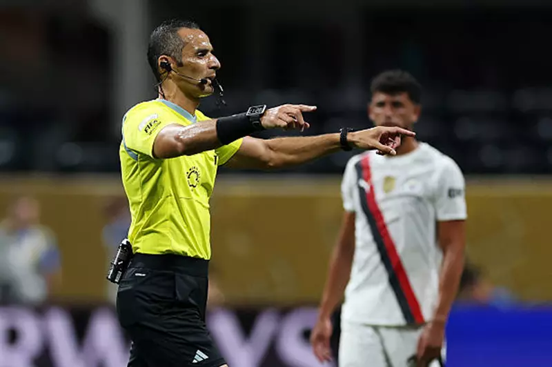 محمود عاشور يشير إلى أن ربيعة منح ركلة جزاء للعين ضد مانشستر سيتي