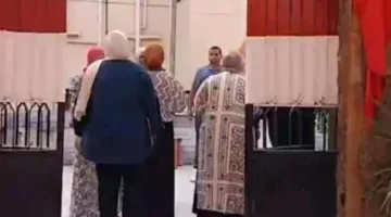 طلاب الثانوية العامة يتوجهون إلى لجان امتحان اللغة الإنجليزية في مدينة السادس من أكتوبر تحت إجراءات أمنية صارمة