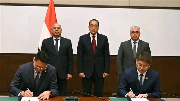 مدبولي يحضر توقيع عقد لإنشاء مجمع صناعي لمنتجات الطاقة الشمسية في العين السخنة مدبولي يحضر توقيع عقد لإنشاء مجمع صناعي لمنتجات الطاقة الشمسية في العين السخنة
