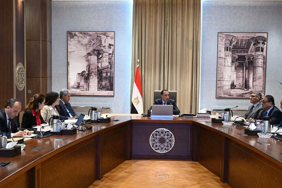 مدبولي يشرف على التشغيل التجريبي لخدمات متكاملة وزيارة أهرامات الجيزة عبر باصات كهربائية