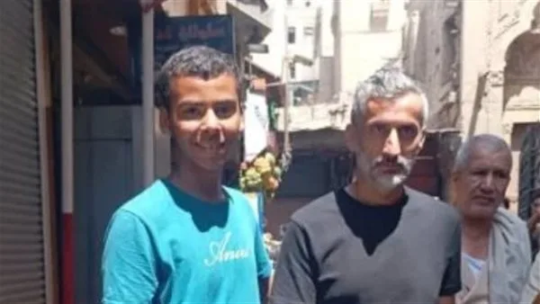 مدرب الأهلي ريبيرو يتنزه في شارع المعز مدرب الأهلي ريبيرو يتنزه في شارع المعز
