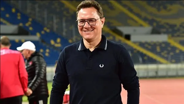 مدرب الوداد يقود الفريق ضد العين باستخدام كرسي متحرك مدرب الوداد يقود الفريق ضد العين باستخدام كرسي متحرك