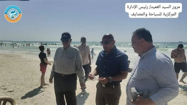 مدير إدارة المصايف في الإسكندرية يراقب سير العمل في الشواطئ مدير إدارة المصايف في الإسكندرية يراقب سير العمل في الشواطئ