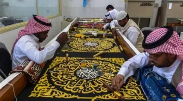 مراحل صناعة كسوة الكعبة المشرفة: تفاصيل تبرز أهمية الصناعة المرتبطة بالبيت الحرام