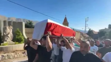 مرفوعاً على الأكتاف… بشرّي تشيع ابنها الشهيد الياس طوق