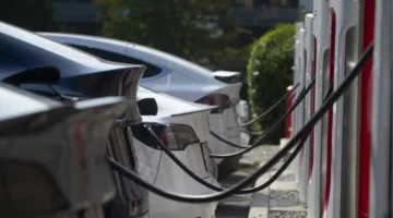 “مركز الأبحاث”: زيادة بنسبة 30% في الأسطول العالمي للسيارات الكهربائية ليصل إلى 55.8 مليون سيارة