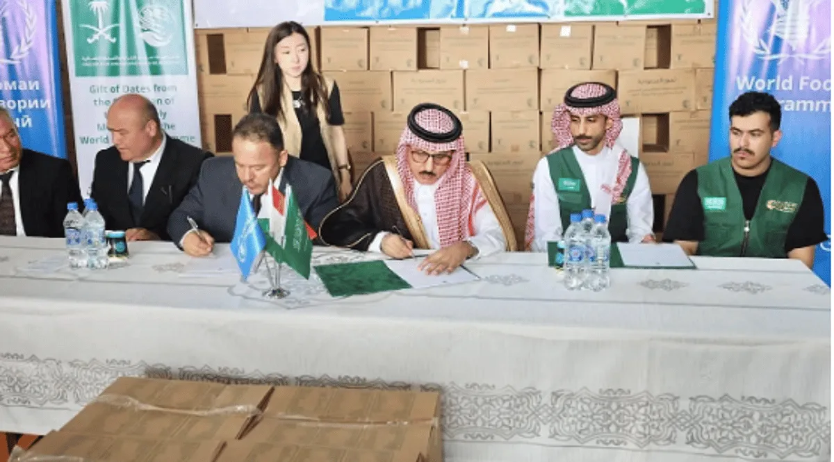 مركز الملك سلمان للإغاثة يوزع 161 طنًا من التمور على برنامج الغذاء العالمي في طاجيكستان مركز الملك سلمان للإغاثة يوزع 161 طنًا من التمور على برنامج الغذاء العالمي في طاجيكستان
