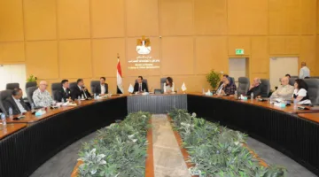 مسؤولون من وزارتي “الإسكان” و”السياحة” ومحافظة الجيزة يراقبون تقدم مشروع تحسين المنطقة بين مطار سفنكس الدولي وهضبة سقارة.