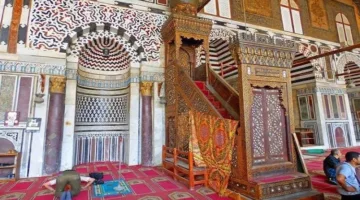 مسجد المؤيد شيخ: من سجن إلى معلم معماري في مركز القاهرة
