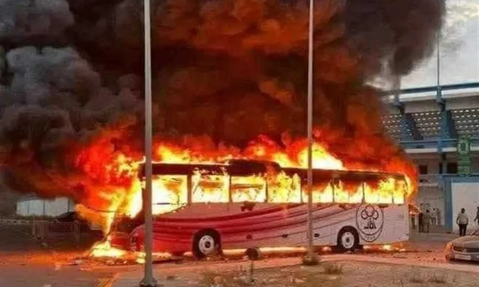 مشاركة كهربا وزجاجة على رأسه: إلغاء دربي طرابلس بسبب اشتباكات عنيفة وإحراق حافلة الاتحاد مشاركة كهربا وزجاجة على رأسه: إلغاء دربي طرابلس بسبب اشتباكات عنيفة وإحراق حافلة الاتحاد