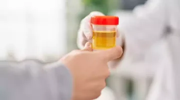مشكلة في البول تتطلب زيارة الطبيب فوراً.. كن حذراً!