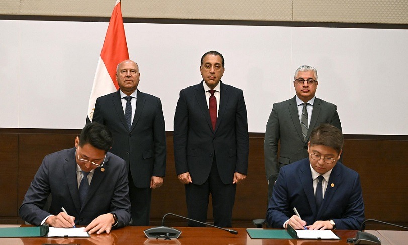 مصر تبرم اتفاقية لإنشاء أول مجمع صناعي شامل لإنتاج معدات الطاقة الشمسية في العين السخنة مصر تبرم اتفاقية لإنشاء أول مجمع صناعي شامل لإنتاج معدات الطاقة الشمسية في العين السخنة