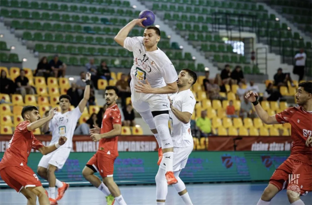 مصر تحقق انتصارًا مذهلاً على إسبانيا في كأس العالم لكرة اليد للشباب وتصل إلى الدور الثاني. مصر تحقق انتصارًا مذهلاً على إسبانيا في كأس العالم لكرة اليد للشباب وتصل إلى الدور الثاني.