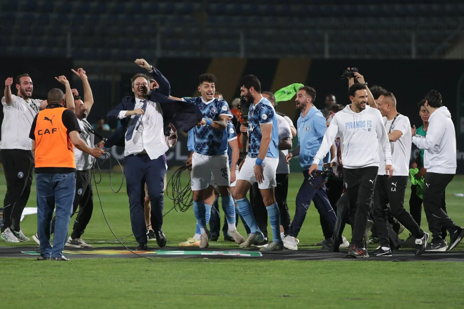 مصر تواصل ريادتها التاريخية في دوري أبطال إفريقيا برصيد 19 لقبًا بعد فوز بيراميدز بالبطولة. مصر تواصل ريادتها التاريخية في دوري أبطال إفريقيا برصيد 19 لقبًا بعد فوز بيراميدز بالبطولة.