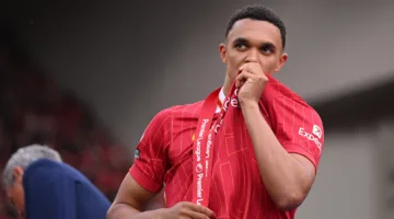 مصير أرنولد مع المنتخب الإنجليزي قيد التدقيق: توخيل يطالبه بتعزيز أداءه الدفاعي