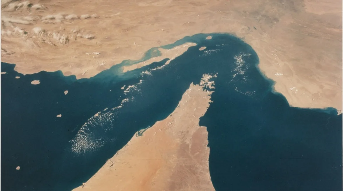 مضيق هرمز: شريان النفط العالمي تحت ضغط التوترات بين إسرائيل وإيران مضيق هرمز: شريان النفط العالمي تحت ضغط التوترات بين إسرائيل وإيران