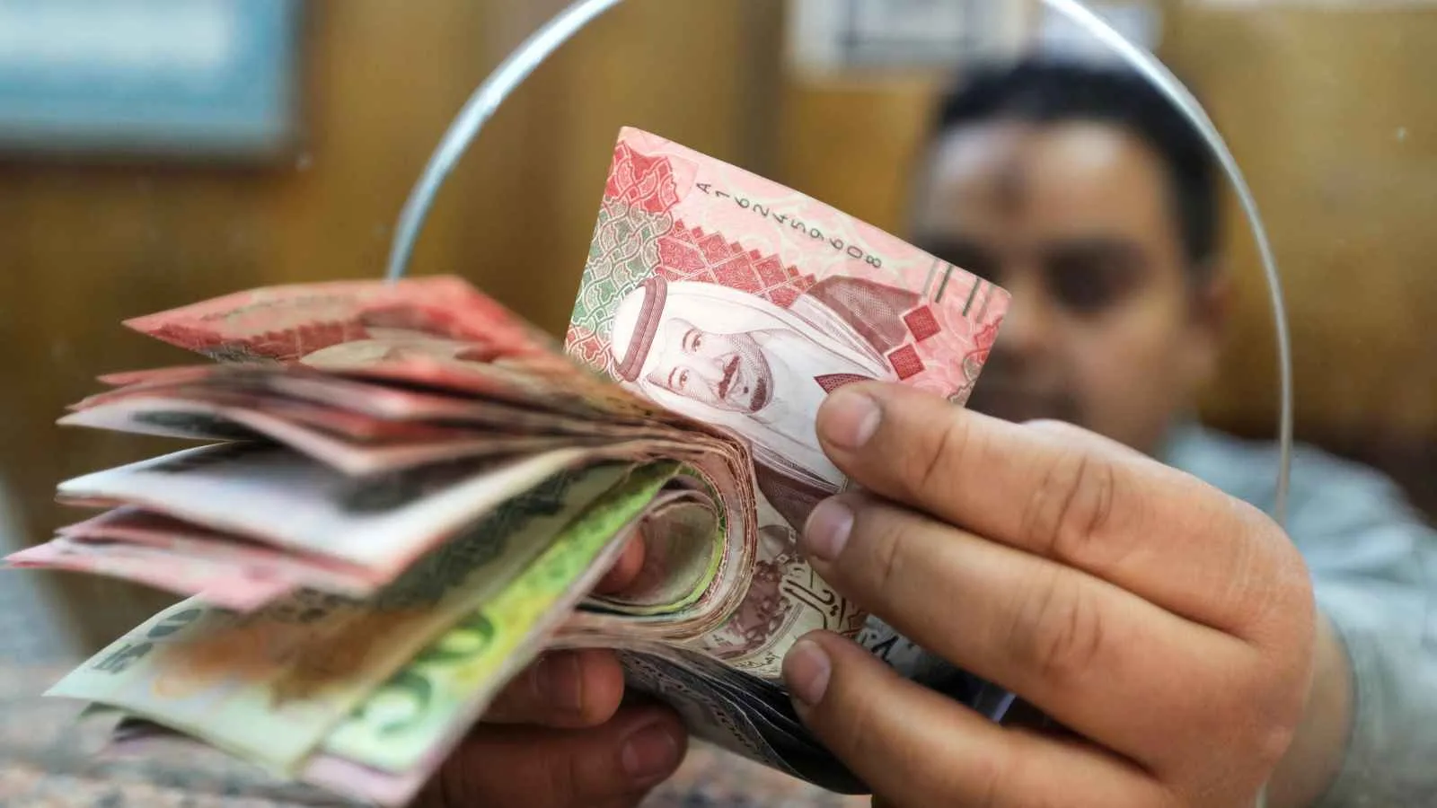مع انخفاض سعر الدولار، تراجع الريال السعودي مقابل الجنيه المصري. مع انخفاض سعر الدولار، تراجع الريال السعودي مقابل الجنيه المصري.