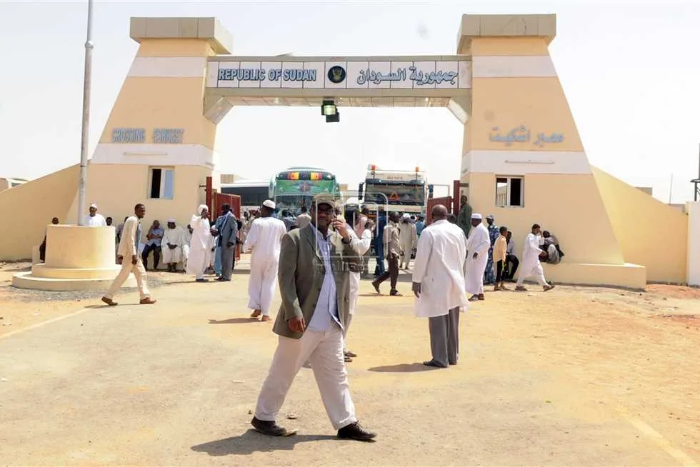 آلاف من منطقة المثلث يصلون إلى معبر أرقين على الحدود بين السودان ومصر
