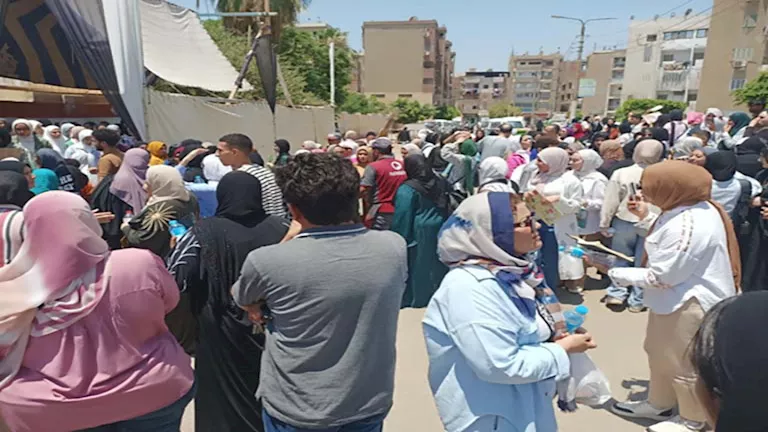 معلمة فيزياء: اختبار هذا العام يعتمد على النماذج الإرشادية ويقل عن مستوى الطلاب. معلمة فيزياء: اختبار هذا العام يعتمد على النماذج الإرشادية ويقل عن مستوى الطلاب.