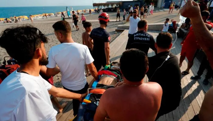 مغامرة خطيرة تعرض حياة شاب سوري للخطر في أنطاليا (فيديو) مغامرة خطيرة تعرض حياة شاب سوري للخطر في أنطاليا (فيديو)