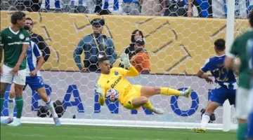 مغامرة نادرة: إنقاذ مذهل من حارس بورتو خلال مواجهة بالميراس في كأس العالم للأندية (فيديو)