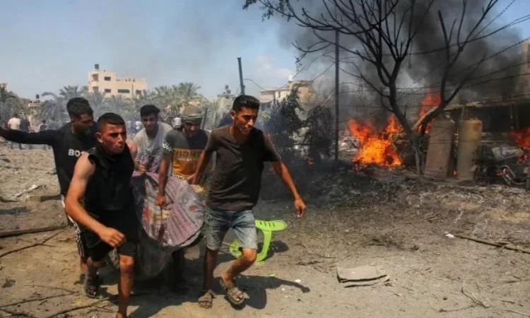 مقتل 7 فلسطينيين نتيجة قصف الاحتلال لخيمة تجمع نازحين غرب خان يونس