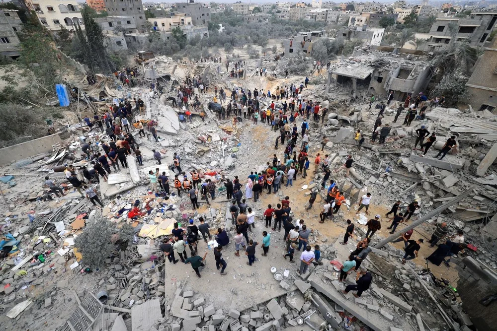 مقتل أكثر من 30 فلسطينيًا بالقرب من مركز إغاثة في وسط غزة مقتل أكثر من 30 فلسطينيًا بالقرب من مركز إغاثة في وسط غزة