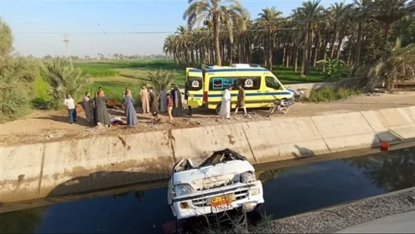 مقتل سائق حافلة صغيرة نتيجة انقلاب سيارته في ترعة بالصف (صور)